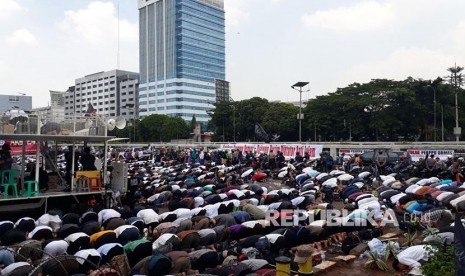  Pasukan Asmaul Husna dan massa aksi tolak Perppu Ormas shalat Zuhur berjamaah dipimpin  seorang imam dari peserta aksi massa, Ustaz Rokhmat S Labib ketua ex HTI selaku Imam shalat Zuhur di Gerbang Komplek Parlemen Senayan, Selasa (24/10).