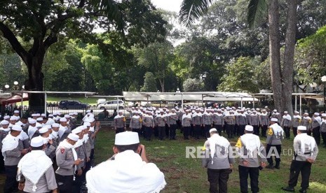 Pasukan Asmaul Husna persiapan pengamanan aksi demonstrasi menolak Perppu Ormas di Komplek Parlemen Senayan, Selasa (24/10).