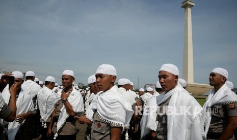 Pasukan Asmaul Husna Polri saat mengikuti apel kesiapsiagaan pengamanan tahap kampanye dalam rangka pilkada serentak 2017 di Lapangan Silang Monas, Jakarta, Rabu (2/11). 