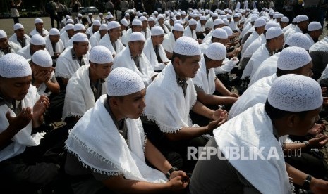 Pasukan Asmaul Husna Polri saat mengikuti apel kesiapsiagaan pengamanan tahap kampanye dalam rangka pilkada serentak 2017 di Lapangan Silang Monas, Jakarta, Rabu (2/11). 