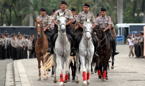 Pasukan berkuda dari kesatuan Brimob memasuki lapangan upacara pada acara gelar pasukan dalam rangka Operasi Lilin untuk pengamanan Natal 2006, Idul Adha 1427 H dan Tahun Baru 2007 di Jakarta, Kamis (21/12). Gelar pasukan tersebut diikuti 18 ribu personel 