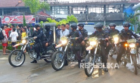 Pasukan bermotor Brimob Polda Jabar mengamankan proses evakuasi 150 narapidana Lapas Banceuy Bandung, Selasa (26/4).