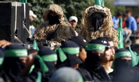 Hamas menegaskan siap membalas ancaman serangan zionis Israel. Pasukan bersenjata Hamas di Khan Younis, selatan Jalur Gaza, Senin (11/11).