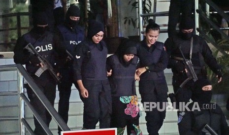 Pasukan bersenjata Polis Diraja Malaysia (PDRM) atau Special Task Force On Organised Crime (STAFOC) mengawal ketat terdakwa pembunuhan kakak tiri pemimpin Korea Utara Kim Jong Nam, Siti Aisyah (tengah) usai menjalani sidang di Mahkamah Tinggi Shah Alam, Kualalumpur, Malaysia, Selasa (23/1).