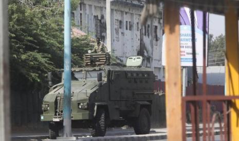 Pasukan bersenjata Somalia berpatroli di jalanan Mogadishu.