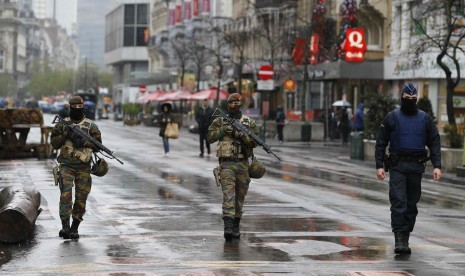 Pasukan bersenjata waspada di pusat Kota Brussel, Belgia, Sabtu (21/11). Belgia mewaspadai kemungkinan teror Paris terjadi pula di kota ini.