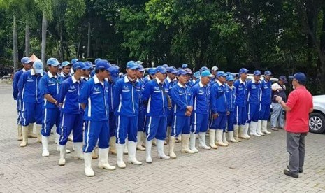 Pasukan Biru, penjaga kebersihan pantai Ancol.