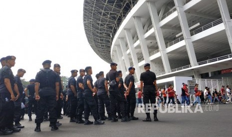 Pasukan Brimob mengamankan pertandingan Persija vs Persib di GBK, Rabu (10/7). 