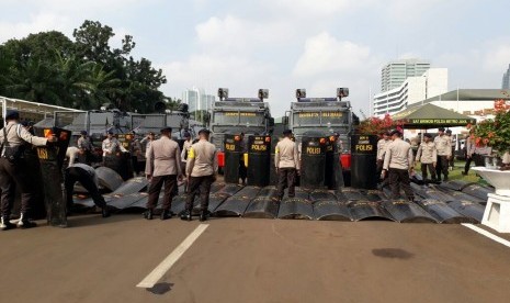 Pasukan dari Brimob Polda Metro Jaya mengamankan Aksi 299 yang akan mendatangi Gedung DPR/MPR 