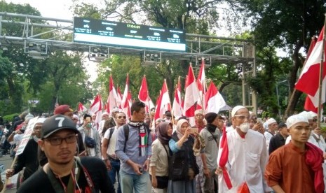 Pasukan dengan Bendera Merah Putih bergerak membubarkan diri. Mereka meninggalkan Jalan Merdeka Barat sekitar pukul 17.00 WIB, Kamis (27/6).