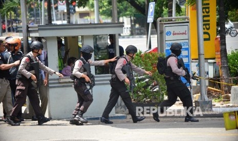 Pasukan gabungan anti teror bergerak menuju Gedung Skyline dan Djakarta Theater menyusul aksi pengeboman dan aksi penembakan oleh kelompok bersenjata di Jl MH Thamrin, Kamis (14/1).