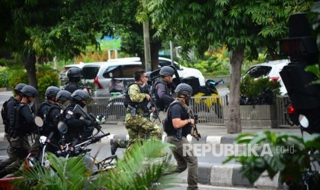 Pasukan gabungan anti teror bergerak menuju Gedung Skyline dan Djakarta Theater menyusul aksi pengeboman dan aksi penembakan oleh kelompok bersenjata di Jl MH Thamrin, Kamis (14/1).