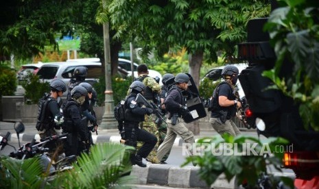 Pasukan gabungan anti teror bergerak menuju Gedung Skyline dan Djakarta Theater menyusul aksi pengeboman dan aksi penembakan oleh kelompok bersenjata di Jl MH Thamrin, Kamis (14/1).