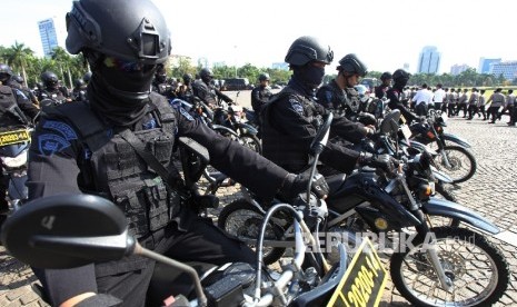 Pasukan gabungan membubarkan diri usai mengikuti Apel Gelar Pasukan Operasi Ramadniya 2017 di Lapangan Silang Monas, Jakarta Pusat, Senin (19/6).