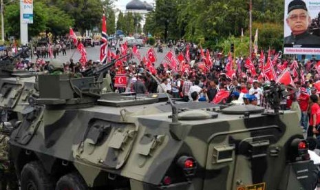  Pasukan gabungan TNI/Polri melakukan pengamanan saat pendukung bendera Aceh berlambang bulan bintang menggelar aksi di pendopo Gubernuran, Banda Aceh, Kamis (4/4). 