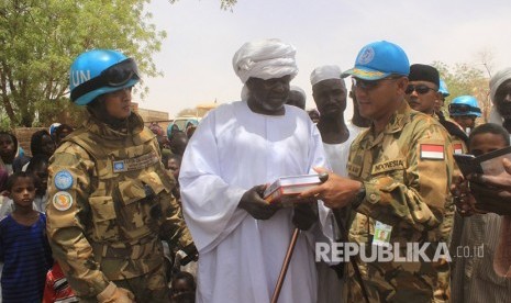 Pasukan Garuda  memberi bantuan beras dan Al-qur’an kepada masyarakat lokal di wilayah Darfur-Sudan, Afrika Tengah.