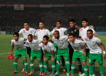 Pasukan Garuda Muda yang diturun oleh pelatih kepala Rahmad Darmawan pada laga semi final kontra Vietnam, sepak bola Sea Games 2011, Sabtu, (19/11). (Republika Online/Fafa)