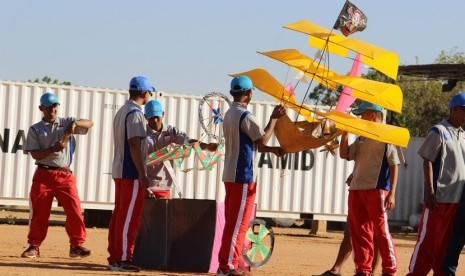 Pasukan Garuda yang tergabung dalam Satgas Batalyon Komposit TNI Konga XXXV-B/Unamid atau Indobatt 02, yang tengah bertugas sebagai Pasukan Penjaga Perdamaian PBB menggelar acara Festival Layang-Layang di Garuda Camp, Darfur, Sudan.