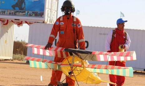 Pasukan Garuda yang tergabung dalam Satgas Batalyon Komposit TNI Konga XXXV-B/Unamid atau Indobatt 02, yang tengah bertugas sebagai Pasukan Penjaga Perdamaian PBB menggelar acara Festival Layang-Layang di Garuda Camp, Darfur, Sudan.