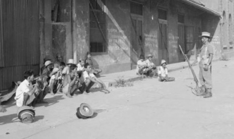 Pasukan Gurkha melakukan sweeping dalam pertempuran 19 Movember 1945 di Surabaya.