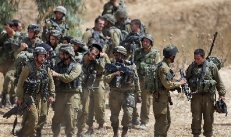 Pasukan infanteri Israel berjaga di perbatasan Israel dan Jalur Gaza pada Sabtu (12/7).