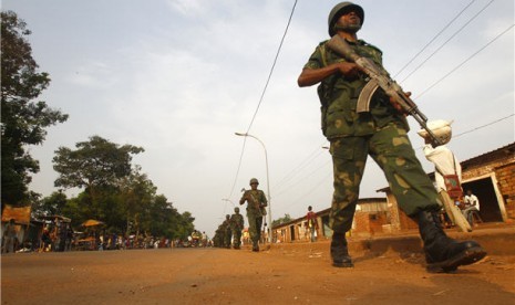 Pasukan internasional asal Kongo sedang berjaga-jaga di jalanan Bangui, Republika Afrika Tengah, yang sedang berkecamuk.