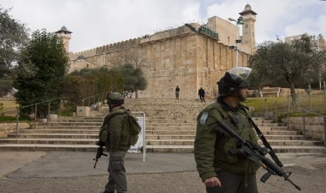 Pasukan Israel berjaga di sekitar Masjid Ibrahimi di Hebron, Tepi Barat, Palestina. Mengenang Pembantaian Masjid Ibrahimi pada 1994