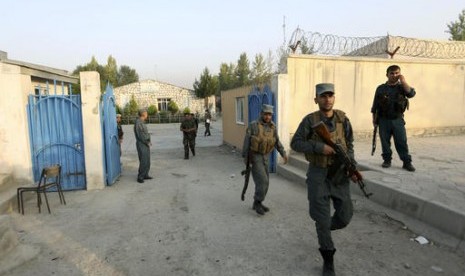 Arab Saudi Kutuk Keras Serangan Teror di Universitas Kabul. Petugas berjaga di Universitas Kabul (ilustrasi).