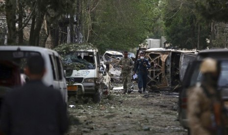 Pasukan keamanan Afghanistan memeriksa lokasi serangan bunuh diri Taliban di kantor lembaga bantuan AS di Kabul, Afghanistan, Rabu (8/5). 