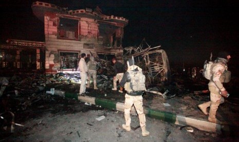  Pasukan keamanan Irak berada di lokasi serangan bom bunuh diri menggunakan truk di sebuah pom bensin di kota Hilla, selatan Baghdad, Irak, pada Kamis (24/11).