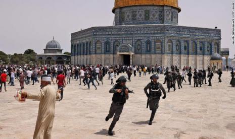 Pasukan keamanan Israel dan jamaah Palestina bentrok di kompleks masjid Al Aqsa di Yerusalem pada hari Jumat lalu (18/6).