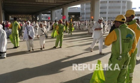 Pasukan kebersihan berbaju hijau dikerahkan di jamarat, untuk menjaga kebersihan di lokasi tempat melontar jumrah di Mina, Senin (12/9). (Republika/ Amin Madani) 