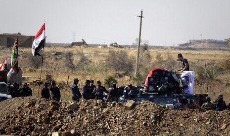 Pasukan kepolisian federal Irak mengambil posisi di selatan kota campuran etnis Kirkuk, utara Irak, Sabtu (14/10) waktu setempat. 