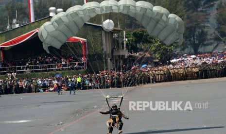 Pasukan Kopassus melakukan penerjunan bersama satwa saat Upacara Peringatan HUT TNI ke-72 di Dermaga Indah Kiat, Cilegon, Banten, Kamis (5/10).