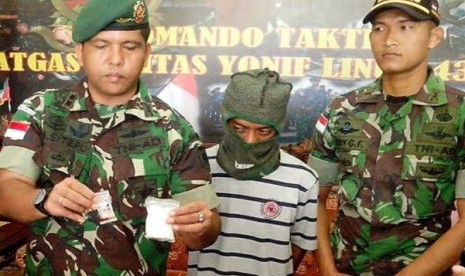 pasukan Kostrad tangkap WN Malaysia yang membawa sabu