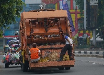 Pasukan Kuning tengah mengangkut sampah (ilustrasi).