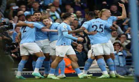 Pasukan Manchester City melakukan selebrasi ketika mencetak gol ke gawang Arsenal, Kamis (27/4/2023). 