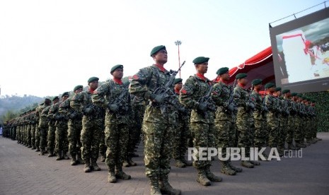 Pasukan melakukan persiapan sebelum Gladi Bersih HUT TNI ke-72 di Dermaga Indah Kiat Cilegon, Banten.