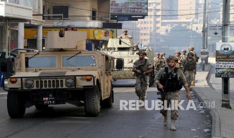  Pasukan militer Lebanon dikerahkan di daerah bentrokan di lingkungan Tayouneh, pinggiran selatan Beirut, Lebanon, 14 Oktober 2021. Sedikitnya enam orang tewas dan 20 lainnya luka-luka dalam unjuk rasa di Beirut yang diselenggarakan oleh gerakan Hizbullah dan Amal untuk menuntut pemecatan penyelidik utama ledakan di Beirut. 