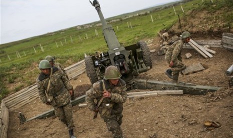 Pasukan militer Nagorno-Karabakh menyiapkan senjata dari sebuah howitzer di Nagorno-Karabakh, Azerbaijan, Selasa, 5 April 2016. 