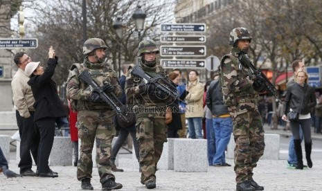 Pasukan militer Prancis memperketat penjagaan Kota Paris.