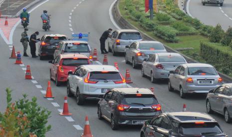 Pasukan operasi pematuhan dari Polisi Diraja Malaysia (PDRM) dengan didukung tentara melakukan blokade jalan (road block) di Jalan Kuching, Kuala Lumpur  (ilustrasi). Pemerintah Malaysia akan berlakukan lockdown nasional.