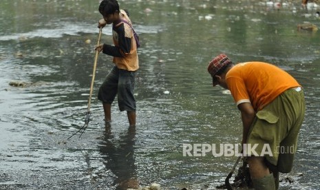  Pasukan orange membersihkan sampah (ilustrasi)