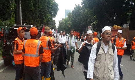 Pasukan oranye dari suku dinas kebersihan jakarta selatan membagi-bagi kantung plastik untuk sampah di jl Kebon Sirih Jakarta.