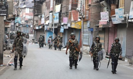 Pasukan paramiliter India berjaga di Srinagar, Khasmir. Pakistan telah mengutuk keras keputusan India menggelar serangkaian pertemuan G20 di Kashmir. Islamabad menyebut langkah yang diambil India tak bertanggung jawab.