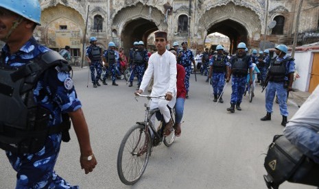 Arsitek Kena Covid, Cetak Biru Masjid Ayodhya Ditunda. Pasukan paramiliter India berpatroli di Ayodhya, India sehari setelah Mahkamah Agung memutuskan menyerahkan situs bersejarah umat Islam Masjid Ram Janmabhoomi-Babri di Ayodhya kepada umat Hindu, 10 November 2019.