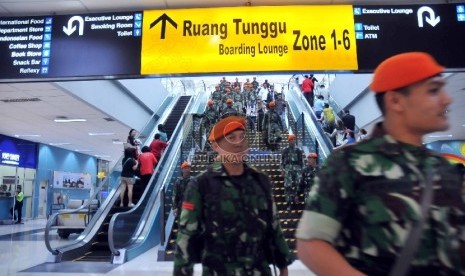  Pasukan Paskhas TNI AU melakukan pengamanan di bandara. 