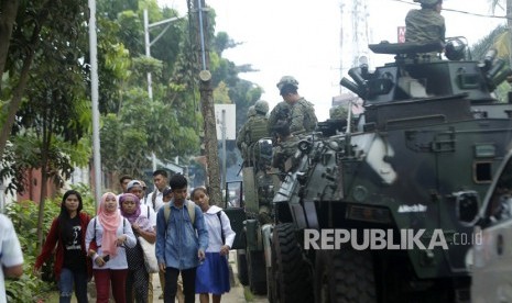  Pasukan pemerintah Filipina dengan kendaraan lapis baja melakukan patroli sehari setelah plebisit tentang Hukum Organik Bangsamoro (BOL) di kota Jolo, di pulau Sulu yang bergejolak, Filipina selatan.