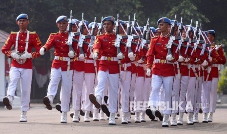 Pasukan Pengaman Presiden (Paspampres) melakukan prosesi serah terima pergantian pasukan jaga Istana di depan Istana Negara, Jakarta, Ahad (17/7). (Republika/Yasin Habibi)