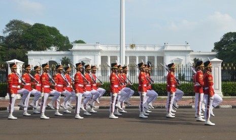 Pasukan Pengaman Presiden (Paspampres) menggelar prosesi serah terima pergantian pasukan jaga Istana di depan Istana Merdeka, Jakarta, Minggu (20/11). 